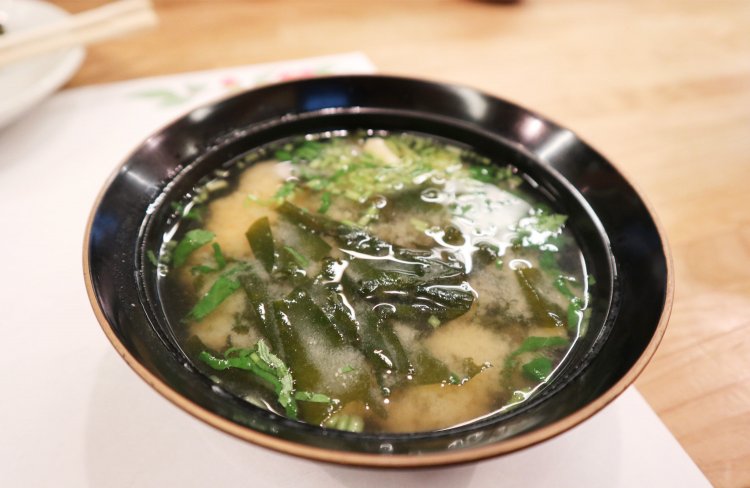 ワカメと三つ葉のシンプルな味噌汁も、出汁がしっかり効いて風味豊か。天ぷらのお口直しにぴったり。
