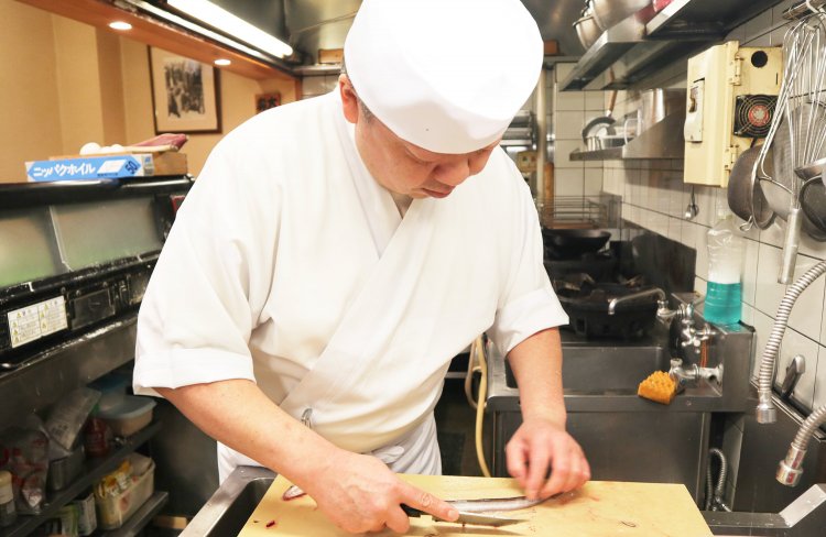 村口さんの粋なサービスで、目の前で穴子を捌く様子を見せてもらった。もはや芸術！