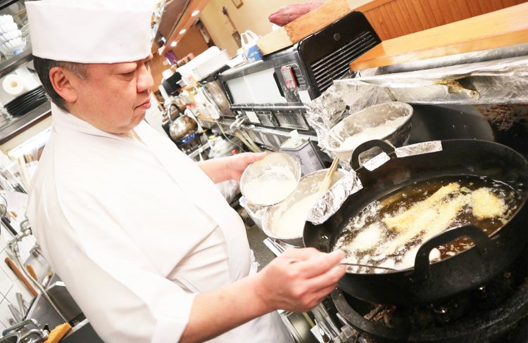 手慣れた手つきで天ぷらを揚げていく村口さん。からからと小気味の良い音を立てて揚げられていく天ぷらを見て、ワクワクが止まらない。