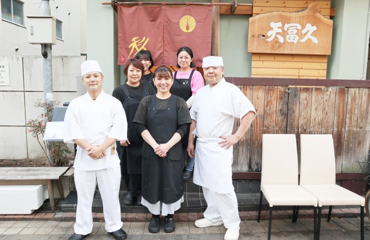 チーム『天冨久』！取材中も抜群のチームワークで、和気藹々と対応してくれた。前列中央に立つのが、村口さんの奥様。