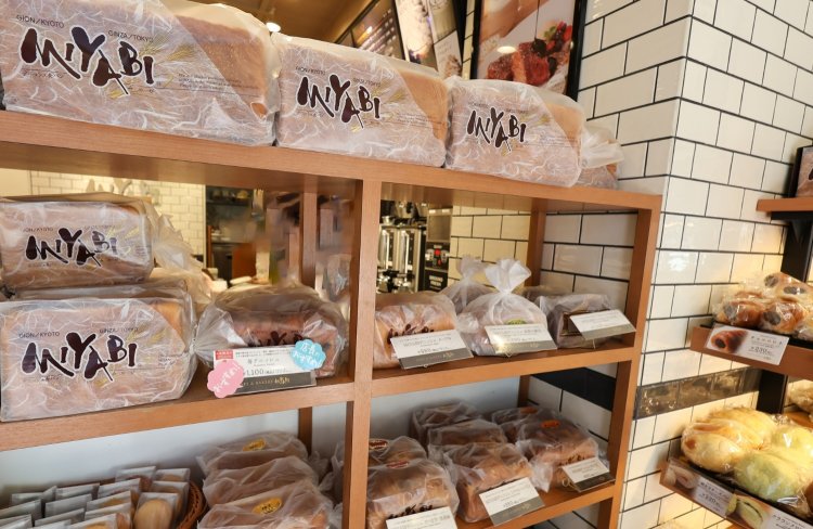 一番人気のデニッシュ食パンの他、MIYABIを使ったシュガートーストなど様々なパンが並ぶ。