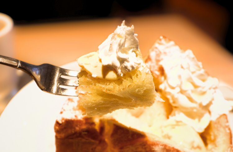 熱々のデニッシュ食パンと冷たいアイス、ふわっとした生クリームとはちみつのハーモニーが最高だ。