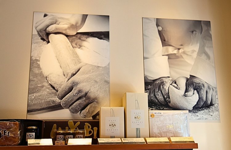 店内に飾られる熟練の職人の作業写真からもこわだりが伝わってくる。