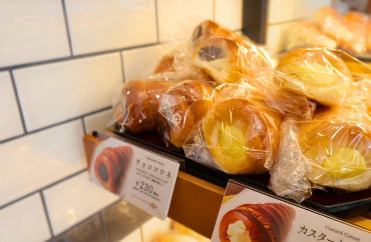 下川さんおすすめのチョココロネ230円は、たっぷりのチョコレートクリームにサクサクのフレークが入っている。