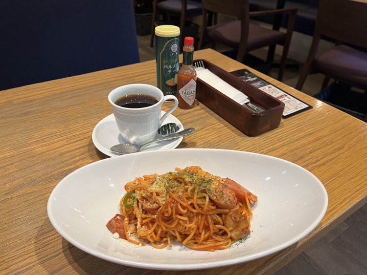 ゴールデンキャメル600円とキャラバン特製横浜ナポリタン820円。