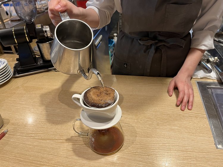 お湯を注ぐと、ふっくらするコーヒー豆。