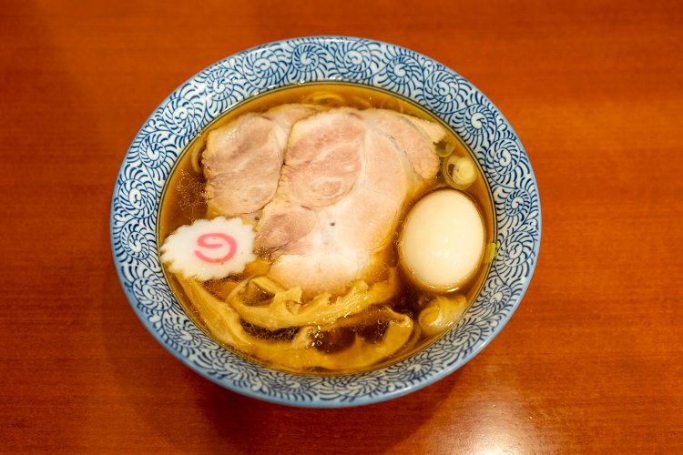 味玉中華そば890円。丼の表面3分の2を覆うチャーシューも迫力あり。