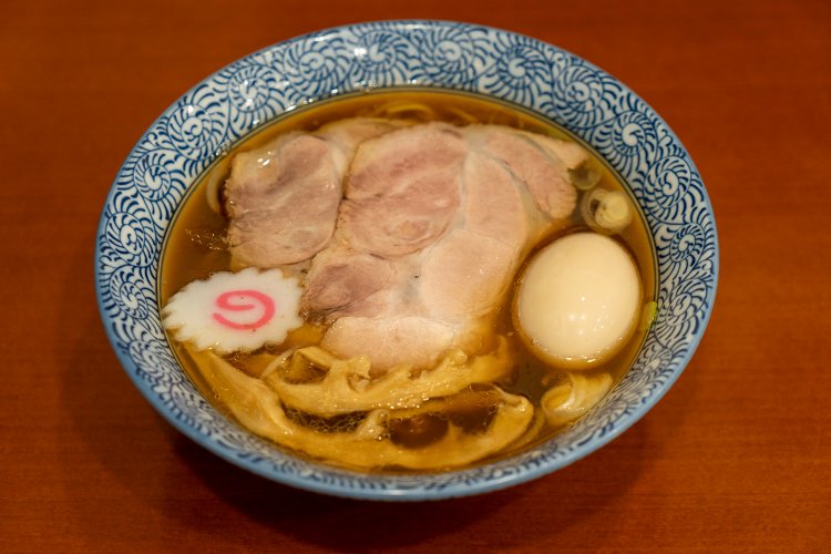 味玉中華そば890円。丼の表面3分の2を覆うチャーシューも迫力あり。