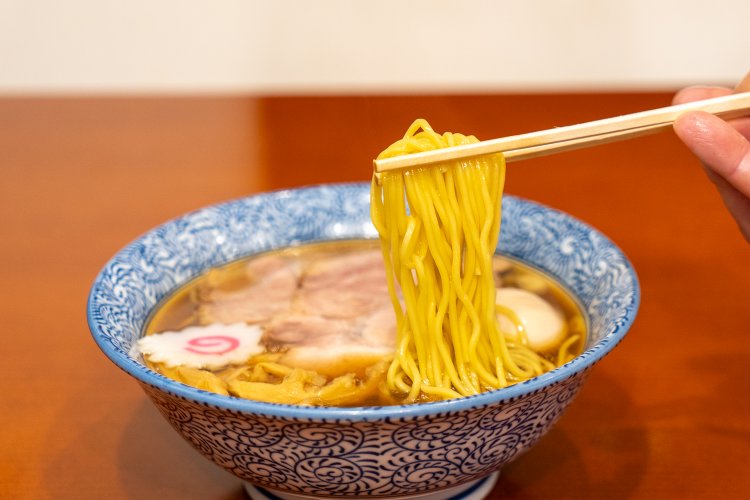 麺は中細ストレート。