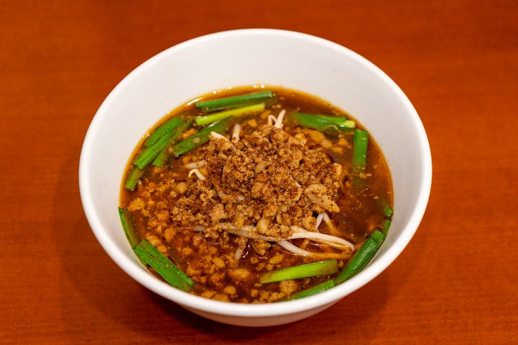 【辛】台湾ラーメン880円。挽いた背脂が使われているが、決してしつこくなく、辛すぎることもない。