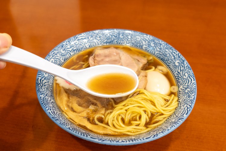 スープは少し強めの火で炊くことで、旨味を引き出している。醤油はあきる野で作られるキッコーゴを使用。