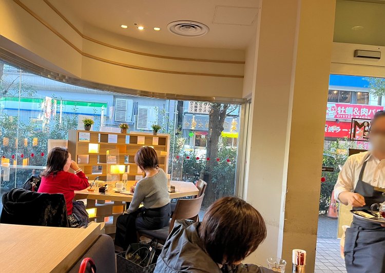 大きな窓が設けられた開放的な店内。