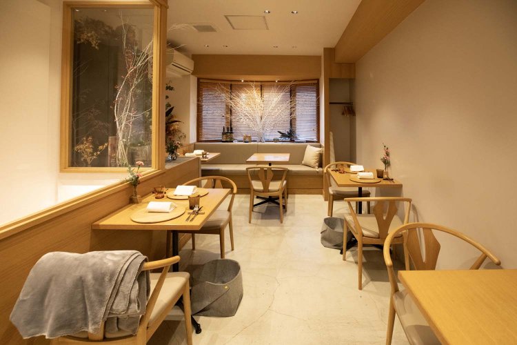 席数は前身の店よりもあえて少なくした全14席。