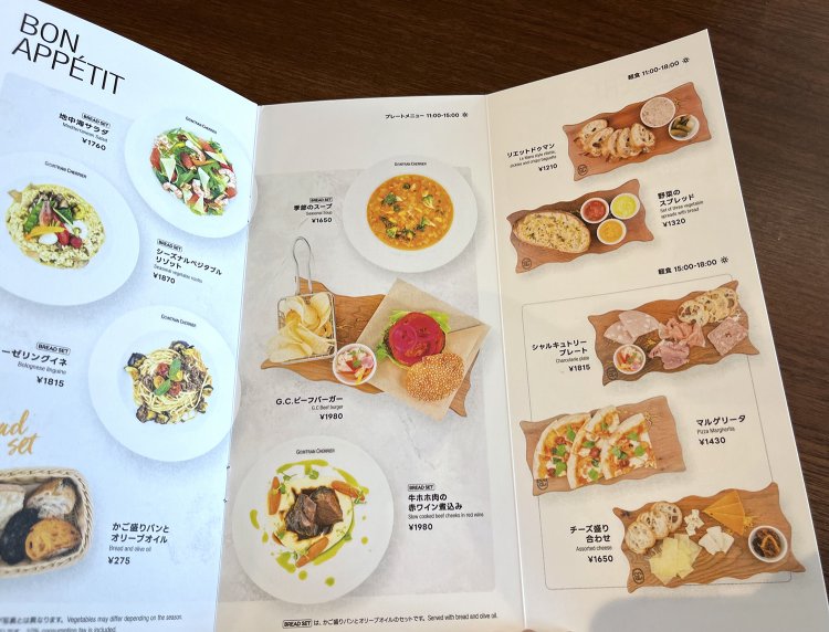 ワインなどお酒も充実。パン、食事とともにいただける。