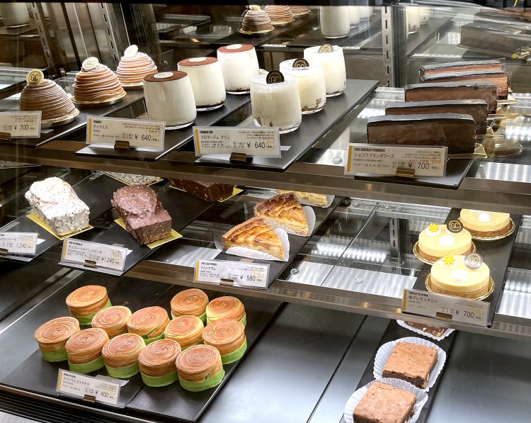 スイーツもチラ見。店内でも食べられるが今日はテイクアウトにしようかな。