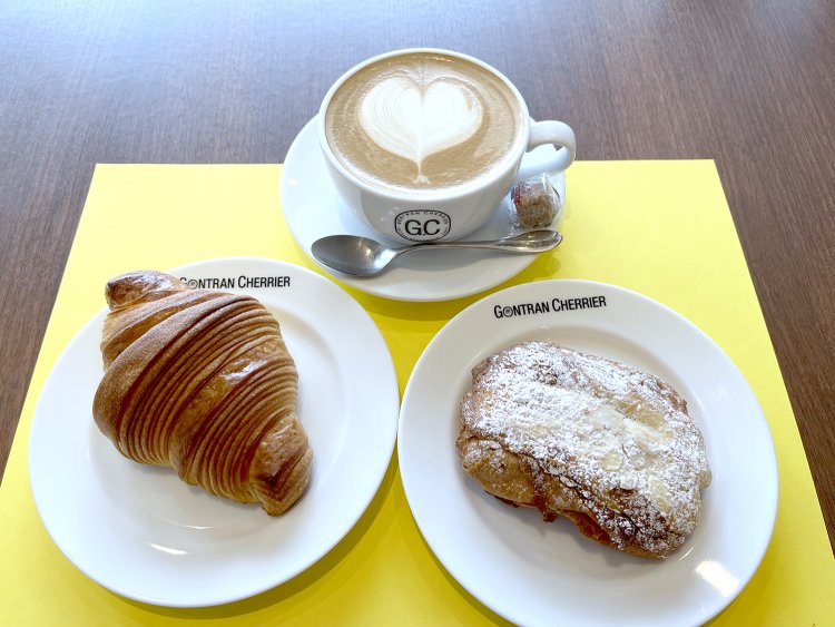 クロワッサン330円、パン オ ショコラ ダマンド528円、カフェラテ715円。