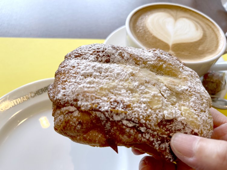 サクッとパリッの間の不思議な食感。アーモンドクリームとチョコがこれまた贅沢。