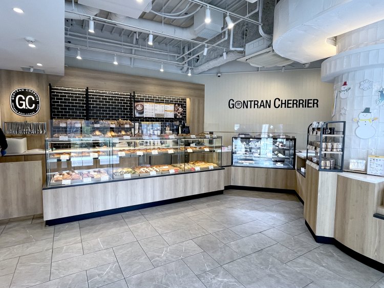 常時約40種のパンが並び、毎月2種のニューアイテムが登場する。