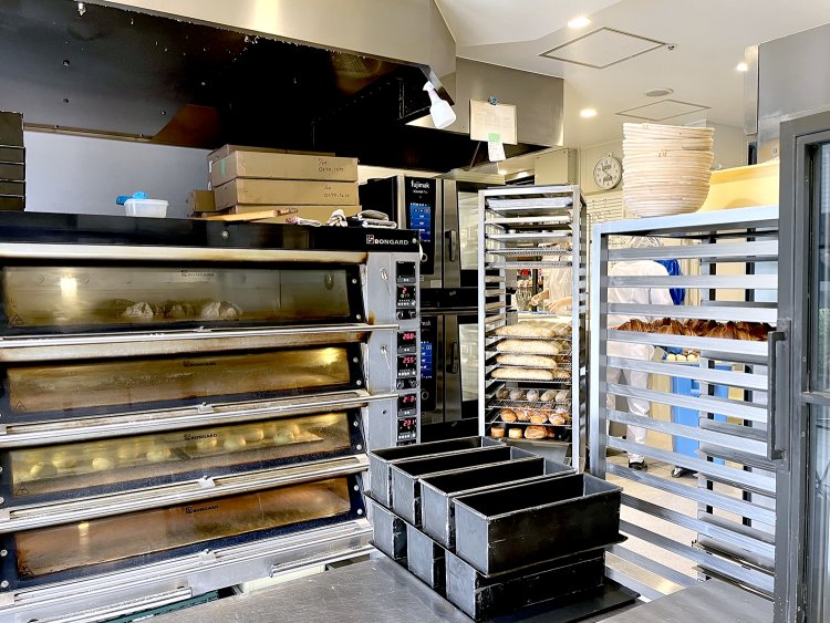 1階にあるキッチンのオーブンで次々にパンが焼かれ、いい香りが店外にまで漂っている。