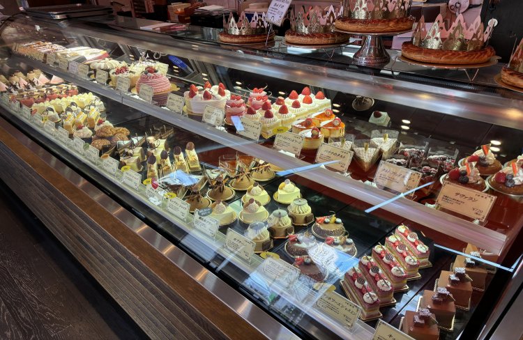 美しいケーキたちが並ぶ。選びきれない！