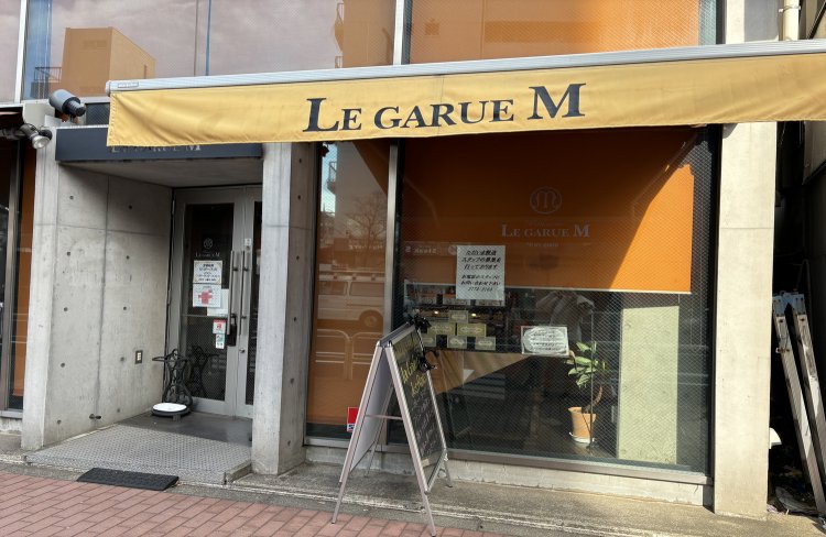 モダンなお店の外観。オレンジ色が目印。