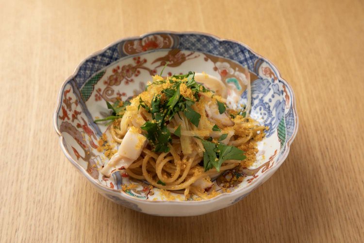 ヤリイカとポロ葱のタリオリーニ カラスミ添え。