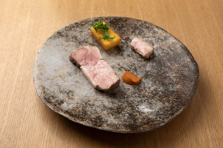 料理のおいしさはもちろんだが、器との調和もよく、虻川さんのセンスが光る。