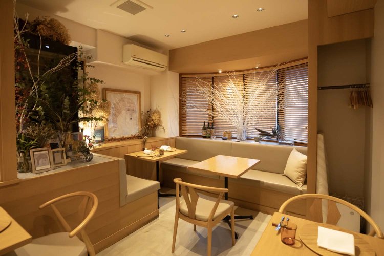 左奥にある絵画は、店主がスペイン旅行中に出会った画家さんの作品。