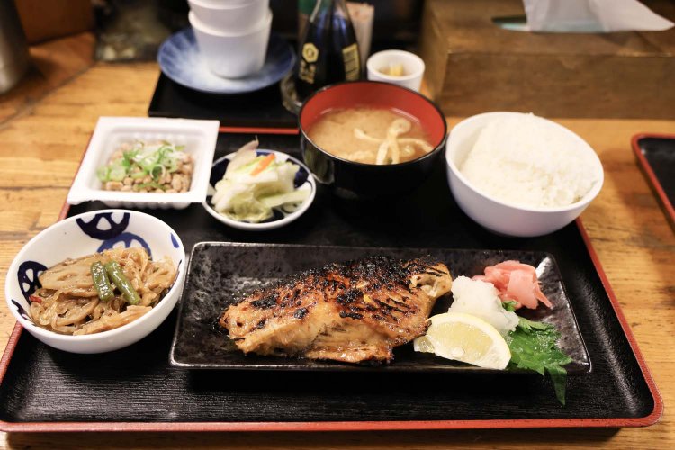 鯛の西京焼き定食。ごはんはお代わり自由。