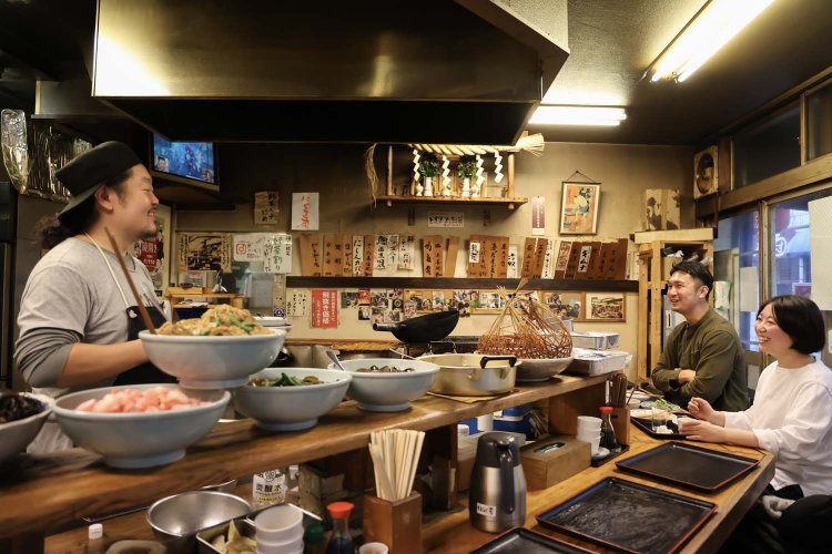 広めの厨房を囲む12席のカウンター。お客さんとの会話も弾む。