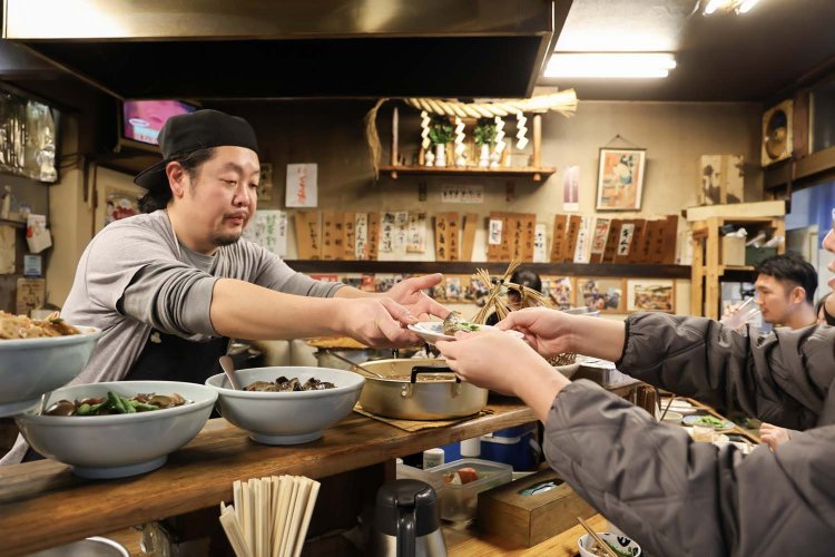 料理は厨房から手渡し。ご飯にお味噌汁と次々に渡される。