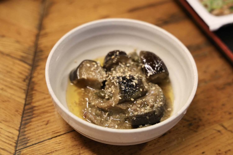 追加で注文したナス味噌炒めは550円。少し濃いめの味付けだ。