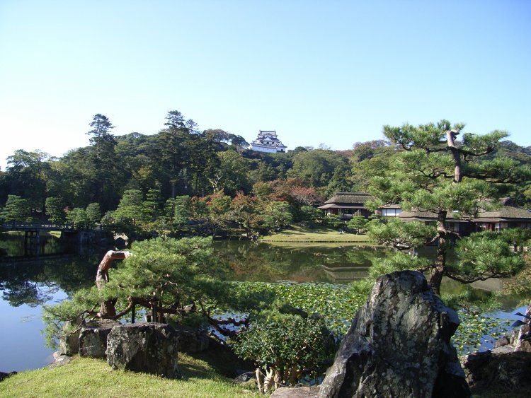 広大な池水に9つの橋や島が浮かぶ、回遊式庭園の玄宮園（写真＝びわこビジターズビューロー）。