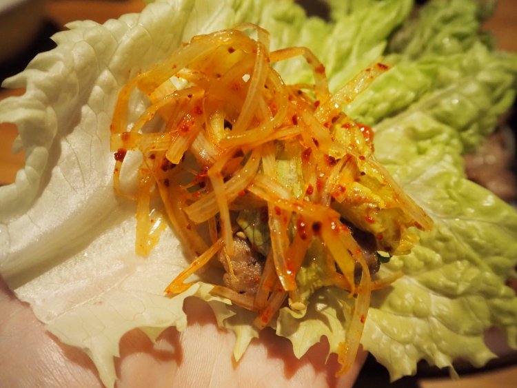 さっぱりといただける豚肉×ネギキムチ×サンチュの組み合わせ。