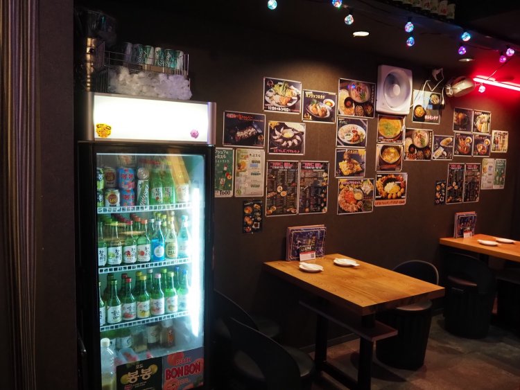 ネオンなどのインテリアで飾られた、今風のおしゃれな店内。落ち着いた雰囲気でゆっくりと食事を楽しむことができる。