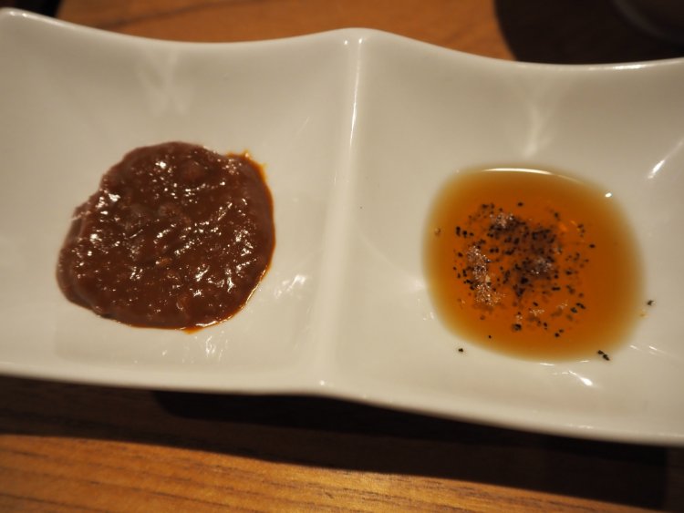 つけダレは料理長の手作り。味変が楽しめるように2種類の味が用意されているのもうれしい。