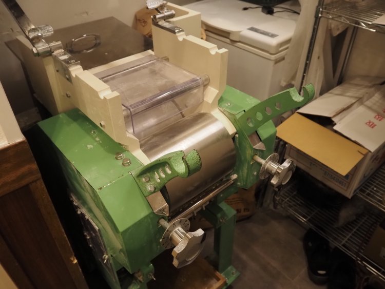 店奥にある製麺機。もちもちで歯ごたえの良い自家製麺がここで作られている。