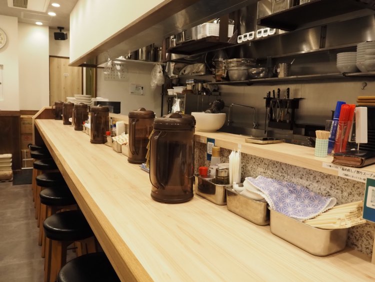 厨房が見えるカウンター席。調理している姿を見ることができるため、提供されるメニューにわくわくが募る。