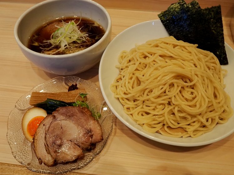 一番人気の特製つけ麺 醤油1300円。
