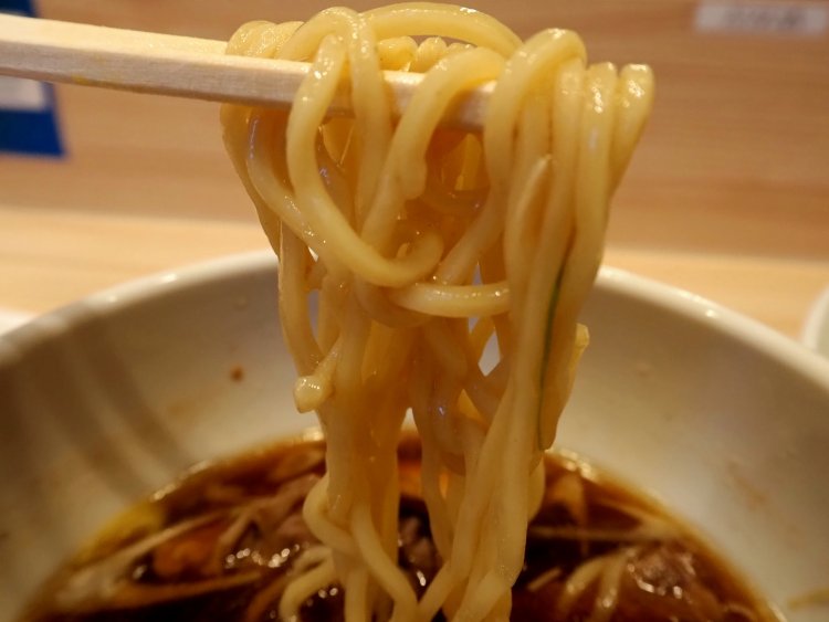つけ汁がよく絡む自家製麺。