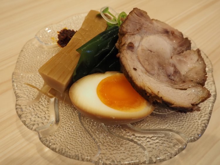 特製つけ麺についてくる具材、煮卵がうれしい。