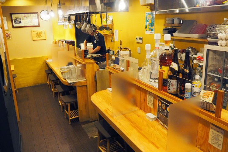 店内はカウンター席が8席、テーブル席が4席。