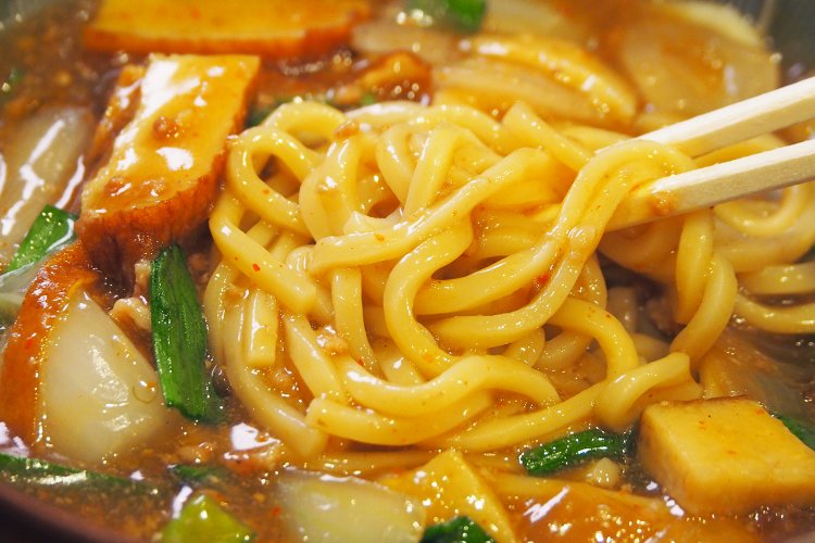 くたっとした中太の麺が餡との相性抜群！