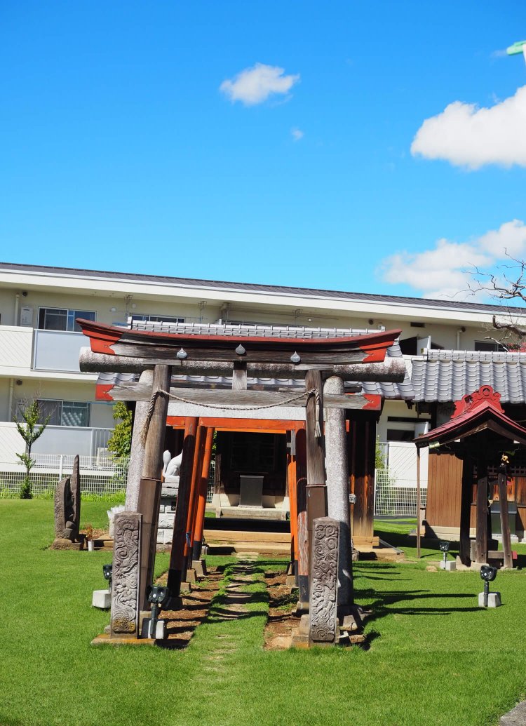 赤い鳥居に隣接して不動堂がある。敷地内には庚申塔も。