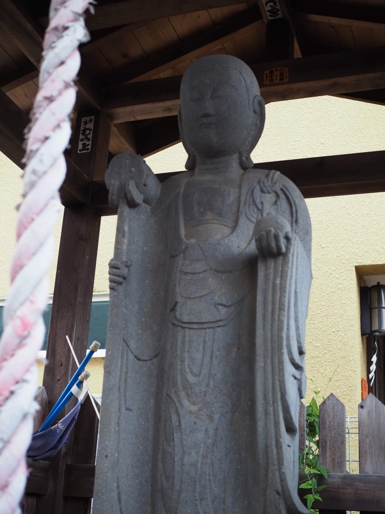 地蔵尊は背が高く、見上げるほどの大きさ。団子はなかった。