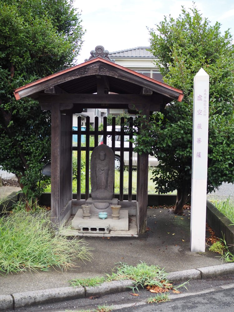 「せせらぎの小径」という親水緑道の脇にある。