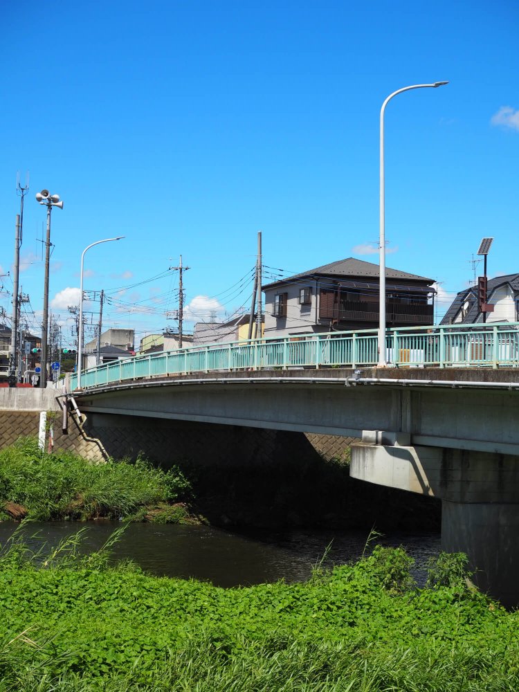 現在の高橋。人も車も通行可。橋のたもとにはビバホーム。