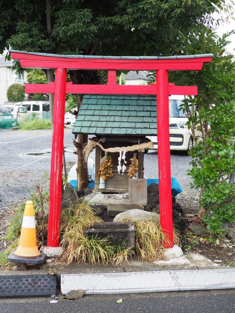 長太郎の子孫である角長商店は健在。駐車場の脇にお稲荷さんがある。