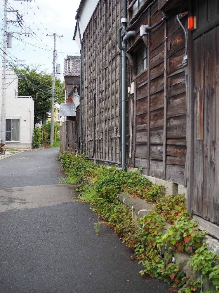 村山稲荷へ続く道。現在は民家の敷地内にあるため立ち入り禁止。