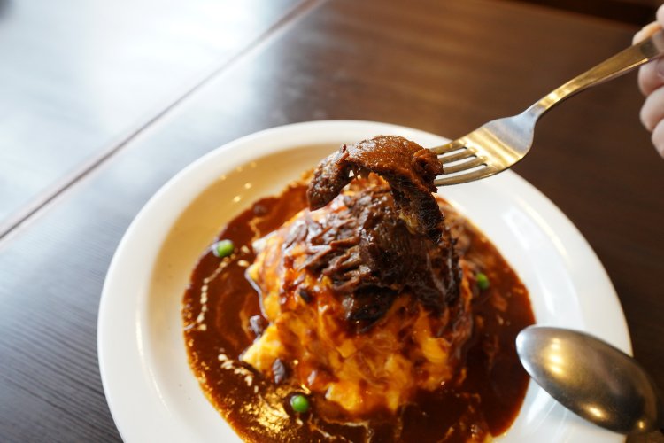 タンシチューのせオムライス2050円。厚みのあるタンがたっぷり！